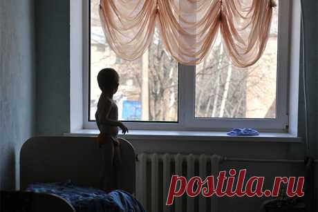 Сироты рассказали о превращенном в бордель для педофилов детдоме под Челябинском В Челябинской области по заявлениям директора детдома и опекунов воспитанников возбудили дело о серии изнасилований несовершеннолетних. Потерпевшими официально признали семерых детей. Также возбуждено уголовное дело о халатности. О нападениях, совершенных с участием педагогов, рассказали усыновленные дети.