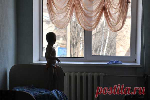 Сироты рассказали о превращенном в бордель для педофилов детдоме под Челябинском В Челябинской области по заявлениям директора детдома и опекунов воспитанников возбудили дело о серии изнасилований несовершеннолетних. Потерпевшими официально признали семерых детей. Также возбуждено уголовное дело о халатности. О нападениях, совершенных с участием педагогов, рассказали усыновленные дети.