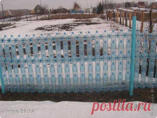 Забор на даче - из бросовых материалов (бутылок)