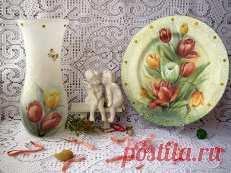 Ваза для цветов и тарелка декоративная – купить на Ярмарке Мастеров – B1LVTRU | Вазы, Москва Ваза для цветов и тарелка декоративная. в интернет-магазине на Ярмарке Мастеров. Ваза для цветов и тарелка декоративная, выполнены в одном стиле , дополняют друг друга и станут достойным украшением Вашего интерьера.
 Декоративные стеклянные ваза и тарелка полупрозрачные, выполнены в технике декупаж с использованием рисовой бумаги с нежным рисунком.