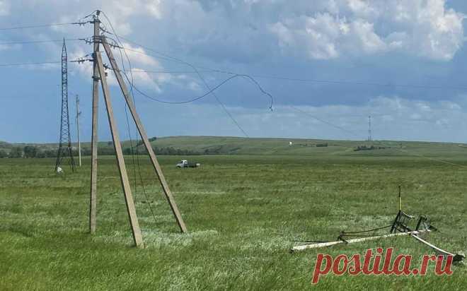 В Башкирии торнадо снесло железобетонные столбы. Торнадо в Башкирии в течение десяти минут сорвал обшивку и информационный стенд на заправке, повредил линии электропередачи, два автомобиля и дорожные знаки, сообщили в МЧС. Никто из людей не пострадал