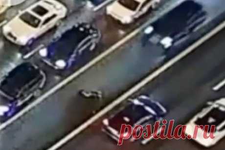 Машина с мигалками переехала лежавшего на дороге мужчину в центре Москвы, спасти его не удалось. Что известно об аварии?. В Москве на Новом Арбате автомобиль с мигалками переехал человека. Мужчина вышел на дорогу и лег на разделительную полосу. На камеры попал момент аварии — на кадрах видно, что до наезда одного из авто с мигалками на человека другая машина с мигалками замечает препятствие на разделительной полосе и перестраивается.