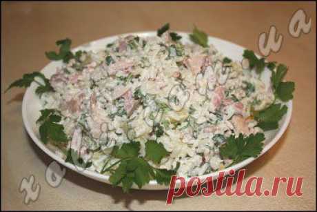 салат с рисом и копченой курицей