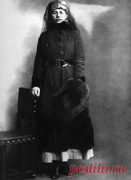 Мата Хари в день своего ареста, 13 февраля 1917 года. Французский суд приговорил Маргарету Гертруду Зелле к смертной казни через расстрел. Перед смертью она послала солдатам воздушный поцелуй и крикнула: «Я готова, господа!»