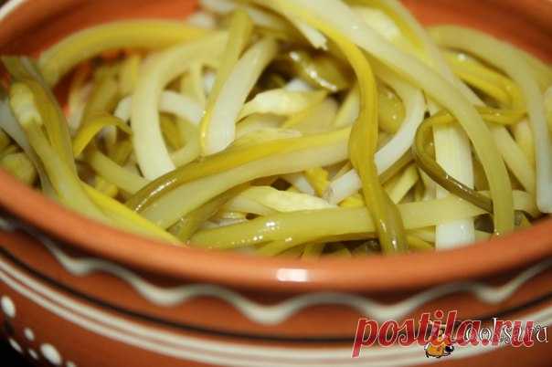 Маринованная черемша Маринованная черемша - очень вкусная закусочка! Готовится она быстро и просто, нужно только набраться немного терпения, чтобы дать черемше как следует промариноваться. Мне особенно понравилась маринованная черемша под горячую вареную картошечку - прелесть!