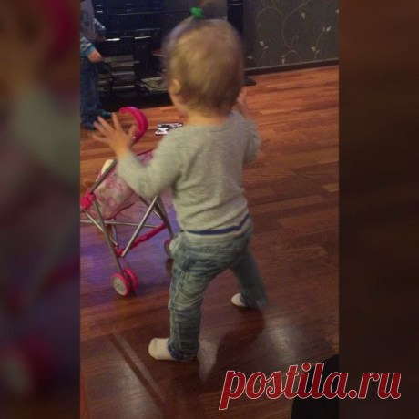 #полинкамалинка наша наконец-то пошла!😄 Резко перестала ползать и вот результат нескольких дней самостоятельной ходьбы. Держись мамка😅