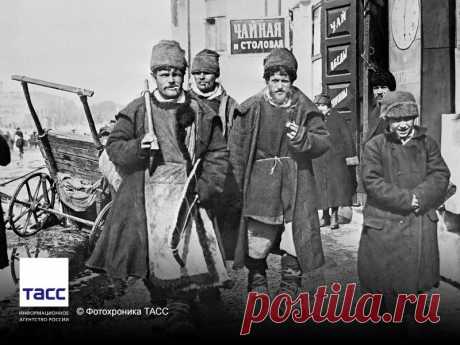 Facebook
#АрхивТАСС: деревенские плотники в Москве, 1920 год