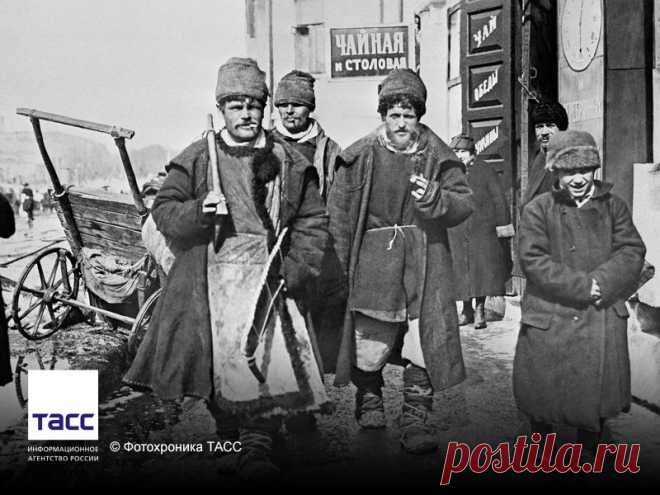 Facebook
#АрхивТАСС: деревенские плотники в Москве, 1920 год