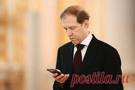 Украинские войска нанесли удар по Херсонской области после отъезда Мантурова. В Минпромторге подтвердили, что вице-премьер РФ, министр промышленности и торговли Денис Мантуров находился в Херсонской область на месте, по которому через несколько минут после его отъезда был нанесен удар британскими ракетами Storm Shadow. В Херсонской области вице-премьер обсуждал вопросы помощи местному населению.