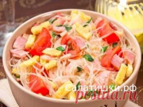 РЕЦЕПТ ВКУСНОГО СЫТНОГО САЛАТА С ФУНЧОЗОЙ И БЕКОНОМ » Рецепты вкусных салатов
