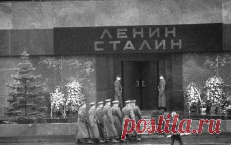 Кто подсказал Хрущёву убрать Сталина из мавзолея Главным событием XXII съезда КПСС, состоявшегося в 1961 году, стала новая волна критики в адрес Сталина. Именно тогда было принято решение о выносе тела «отца народов» из Мавзолея. Формальным автором сенсационной инициативы стал Иван Спиридонов – первый секретарь Ленинградского обкома КПСС. Кем был этот человек, и как сложилась его дальнейшая судьба?