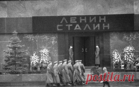 Кто подсказал Хрущёву убрать Сталина из мавзолея Главным событием XXII съезда КПСС, состоявшегося в 1961 году, стала новая волна критики в адрес Сталина. Именно тогда было принято решение о выносе тела «отца народов» из Мавзолея. Формальным автором сенсационной инициативы стал Иван Спиридонов – первый секретарь Ленинградского обкома КПСС. Кем был этот человек, и как сложилась его дальнейшая судьба?