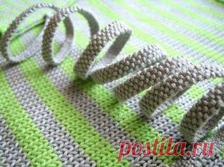 Льняной узор спицами

От автора: 1 ряд. @1 (1) лиц, снять петлю, оставив нить перед работой*, 1 лиц
2 ряд @1 (1) изн, снять петлю, оставив нить за работой*, 1 изн
Шнурочек связан на 4-х петлях, на спицах № 2,5. Узор настолько хорош, что при рассмотрении вблизи даже сложно представить, что это связано - смотрится, как тканое полотно.