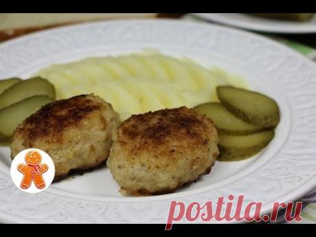 Котлеты &quot;Школьные / Пионерские&quot; как в детстве
600-700 г мясного фарша
1 луковица
1 яйцо
30 г овсяных хлопьев
20 г манной крупы
250 мл молока
соль
перец
панировочные сухари
растительное масло