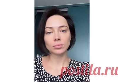 Самбурская показала лицо без макияжа в день 37-летия. Российская актриса театра и кино Настасья Самбурская снялась без косметики в день 37-летия. Звезда сериала «Универ» предстала на размещенных кадрах в черной блузке с белым принтом «горох». При этом она отказалась от макияжа, показав лицо без косметики. В то же время звезда сделала укладку с объемом у корней.