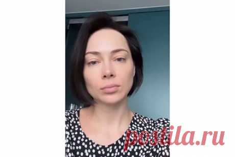 Самбурская показала лицо без макияжа в день 37-летия. Российская актриса театра и кино Настасья Самбурская снялась без косметики в день 37-летия. Звезда сериала «Универ» предстала на размещенных кадрах в черной блузке с белым принтом «горох». При этом она отказалась от макияжа, показав лицо без косметики. В то же время звезда сделала укладку с объемом у корней.