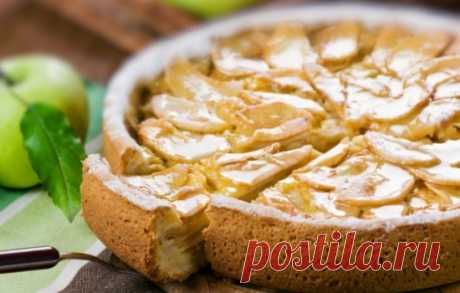 Рецепты ШАРЛОТКИ на СКОВОРОДЕ с яблоками, 
• 100 г сахара;
• 150 г муки;
• 2 яблока;
• 3 яйца;
• ванилин;
• сливочное масло;
• сахарная пудра;
• чайная ложка разрыхлителя