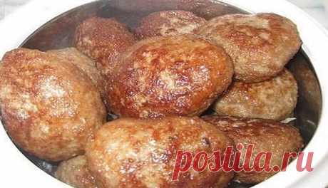 Tajný recept na ty nejlepší šťavnaté karbanátky! - Vychytávkov Když dostanete chuť na šťavnatý hamburger, není nutné ihned běžet do rychlého občerstvení. Nemusíte volit ani kompromis v podobě pizzy. Pusťte se raději do lahodných domácích hamburgerů, na které se zbíhají sliny už při pouhém pomyšlení. Kvalitní suroviny dodávají hamburgerům nezapomenutelnou chuť. Máme pro Vás navíc i pár tipů, které hamburgerům vtisknou punc jedinečnosti. Tipy