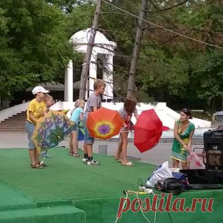 Репетируем и ломаем зонтики. Из девяти выжили только три! #зонт #танец #пяточек  #репетиция #театр #летнийтеатр #спектакль #театральнаястудия #хореограф #ротонда #дети