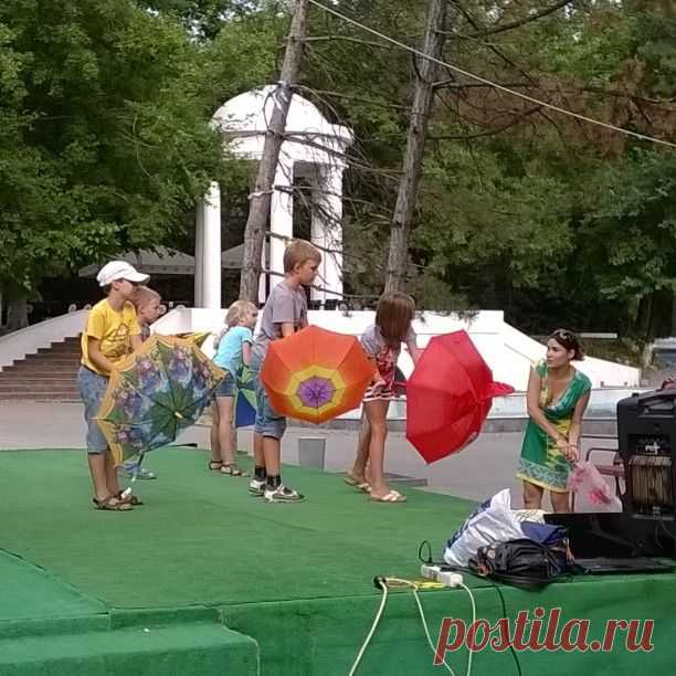 Репетируем и ломаем зонтики. Из девяти выжили только три! #зонт #танец #пяточек  #репетиция #театр #летнийтеатр #спектакль #театральнаястудия #хореограф #ротонда #дети