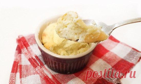 Творожное суфле с бананом: вкусный завтрак!

Ингредиенты:
Творог обезжиренный - 200 г
Банан - 1 шт
Желток - 1 шт
Крупа манная - 2 ст. л
Малина - по вкусу
Подсластитель - по вкусу

Приготовление:
Творог и банан взбиваем блендером в однородную массу. Добавляем желток, манную крупу и подсластитель. Хорошо перемешиваем. Творожно-банановое тесто выкладываем в силиконовые формочки и ставим в разогретую до 180 градусов духовку на 20-25 минут.
Остужаем суфле и вынимаем из формочек...