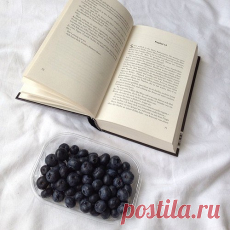 18 книг, которые стоит прочитать до 18 лет 1. Cказка о самоубийстве Александр Полярный События книги разворачиваются вокруг мальчика, которого отдали в приют. Он быстро понимает, что справедливости в мире нет.  В этой сказке будет несколько мятных капучино, много снега и пара разбитых сердец. 2. Над пропастью во ржи Джером Д. Сэлинджер Единственный роман Сэлинджера &quot;Над пропастью во ржи&quot; стал переломной вехой в истории мировой литературы. Название романа и имя главного героя Холдема…