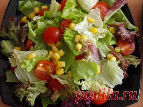 Салат с консервированным тунцом и яйцом-пашот