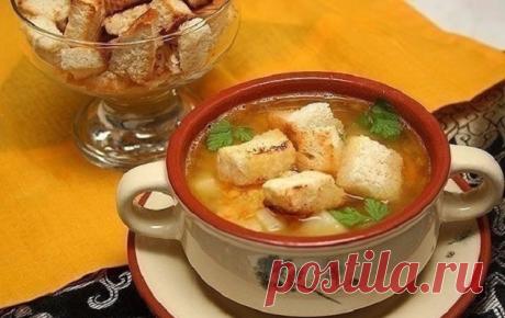 Гороховый суп — относится к разряду самых вкусных супов мира. Такой суп готовят в различных вариациях и до сих пор он остается традиционным первым блюдом многих стран. Главным ингредиентом супа остается горох: свежий, замороженный, консервированный, сушеный. Цвет супа может быть бледно-зеленым или желтым и зависит от сорта гороха.