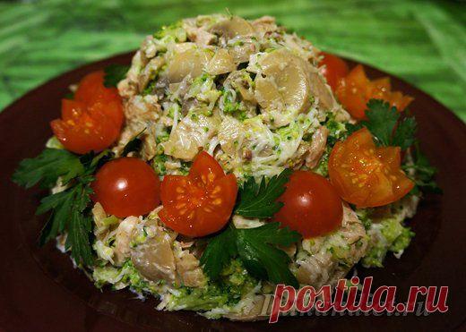 «Дамская шляпка». Салат из курицы, брокколи, шампиньонов и сыра | Диета Дюкана

1 куриный окорочок,
небольшой кочанчик брокколи,
нежирный сыр до 17% - примерно 50-100 г,
шампиньоны или любые другие отварные или маринованные грибы - 100-200 г,
яйца - 2 шт. (по желанию),
мягкий творожок 0% - 3-4 ст. л.,
соль,
лавровый лист,
перец горошком,
горчица без сахара.

Для украшения:
Зелень,
4-5 шт. помидорок черри.