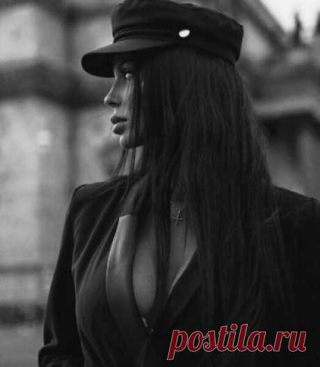 Женщина - это искусство... 
Ценна не тем, что красива... 
А тем, что заставляет чувствовать...🖋