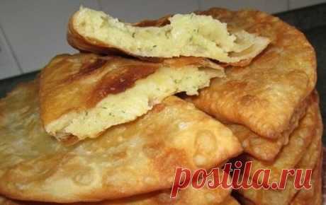 ЧЕБУРЕКИ НА КЕФИРЕ С КАРТОШЕЧКОЙ И СЫРОМ - ФАНТАСТИЧЕСКОЕ ОБЪЕДЕНЬЕ!
 ✪ Не теряйте информацию, жмите "Класc!" и "Поделиться"
Давайте позволим себе вкусное, но вредное блюдо. А что? Нельзя же все время есть только полезное.  Не все же есть только правильные и полезные блюда, иногда хочется чего-то вкусного, что совсем не отнести в категорию полезного и диетического.
Кстати, чебуреки могут быть очень даже изысканными. Конечно, я не предлагаю рецепт чебуреков с фуа-гра и черными трюфелями, но с ка