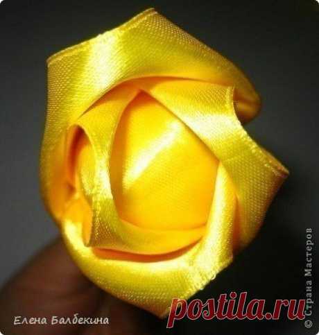 Яркая роза из лент