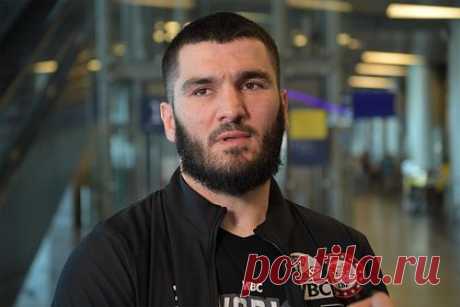 Бетербиев высказался о проблемах в организации боя с Биволом. Российский боксер Артур Бетербиев высказался о проблемах в организации боя с соотечественником Дмитрием Биволом. «Три пояса у нас, нужен только один. А кому нужно три сразу — это он. А все, что они говорят, это болтология», — заявил спортсмен и отметил, что команда противника пудрит людям мозги.