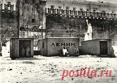Временный деревянный мавзолей, Москва, 1924 год. 

Первый вариант известного сооружения по проекту Алексея Щусева