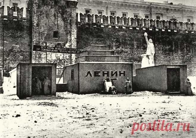 Временный деревянный мавзолей, Москва, 1924 год. 

Первый вариант известного сооружения по проекту Алексея Щусева