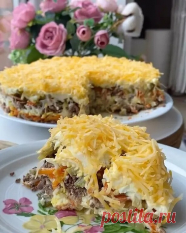 САЛАТ С КУРИНОЙ ПЕЧЕНЬЮ 

Ингредиенты 
1. Куриная печень - 500 г (тертая) 
2. Лук - 2 шт. (обжаренный) 
3. Морковь - 1 крупная (обжаренная) 
4. Огурцы маринованные - 4 шт. (нарезанные) 
5. Яйца - 4 шт. (тертые) 
6. Сыр - 100 г (тертый) 
7. Майонез - по вкусу (для слоев)