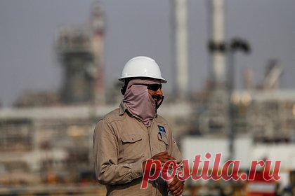 Саудовская Аравия объяснила отказ от увеличения добычи нефти. Государственная нефтяная компания Саудовской Аравии Saudi Aramco отказалась от планов по расширению мощностей нефтедобычи из-за перехода к зеленой энергетике, заявил министр нефти и минеральных ресурсов королевства Абдулазиз бен Салман. Это решение не было поспешным и стало результатом анализа рыночных условий.