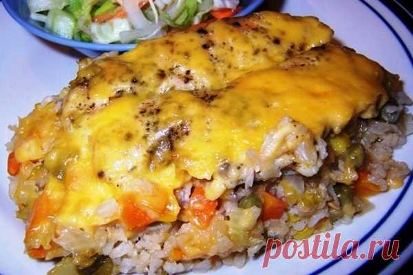 ПП-запеканка с рисом, курицей и овощами На 100 грамм всего 92.01 ккал! Б/Ж/У — 6.84/1.77/12.15 Ингредиенты: Куриное филе — 300 г Яйца — 3 шт Шампиньоны — 300 г Зеленый горошек — 2 ст (у нас