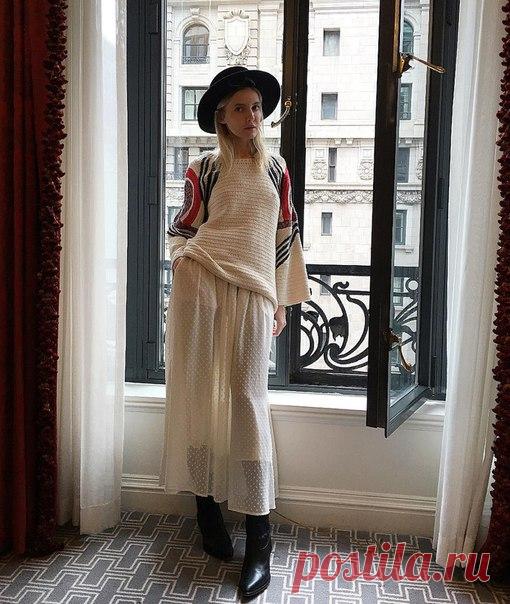 По словам Натальи Якимчик, it-girl и постоянной гостьи модных показов, важная черта стиля — это умение сочетать в своем образе самые разные вещи. Например, для прогулки по Нью-Йорку она комбинирует остроносые ковбойские сапоги из твердой кожи с нежной юбкой и трикотажным пуловером из новой коллекции H&M Studio SS'16. (Фото: #HMRussia #HMInspiration #HMStudioSS16