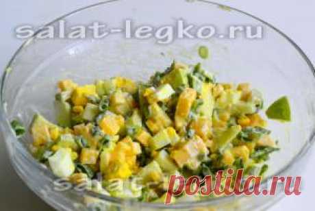 Салат с зеленым луком, яйцами и сыром