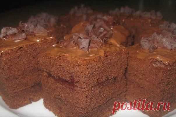 Очень нежный и пушистый получается шоколадный бисквит!