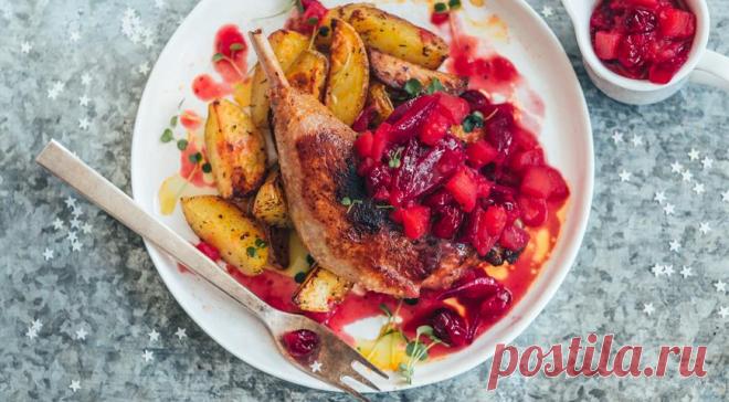 Утиные ножки с клюквенным соусом — ПУТЕШЕСТВУЙ ПО САЙТУ. Такие ножки можно подать и с картофельным пюре – кому как больше нравится. ИНГРЕДИЕНТЫ 4 утиные ножки 1 веточка розмарина 400 г клюквы 1 среднее красное яблоко 1 красная сладкая луковица 2–3 зубчика чеснока 100 г сахара 4 ст. л. сливочного масла соль, свежемолотый черный перец запеченный дольками картофель для […]