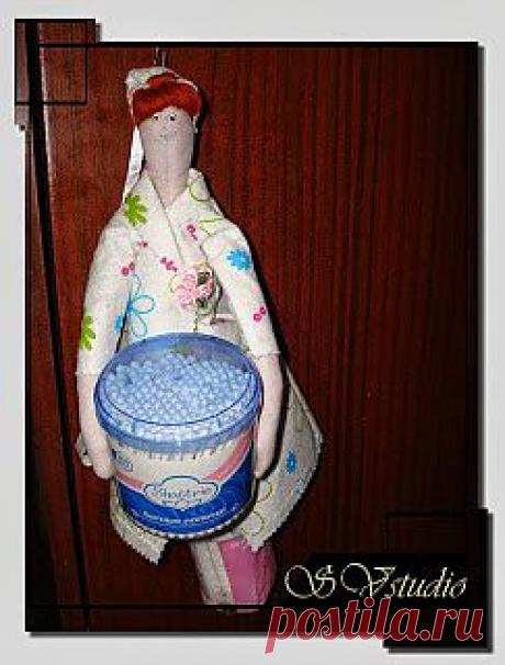 Мой мир грез: Тильда хранительница
Тильда хранительница
Вот такая у меня получилась хранительница ватных дисков и палочек. Имя у нее красивое - Селеница. Решила ее так назвать, так как все куклы торговой марки Тильда, изначально сельские, деревенские девушки. Делала ее в подарок девушки, с красивым русским именем Ольга.