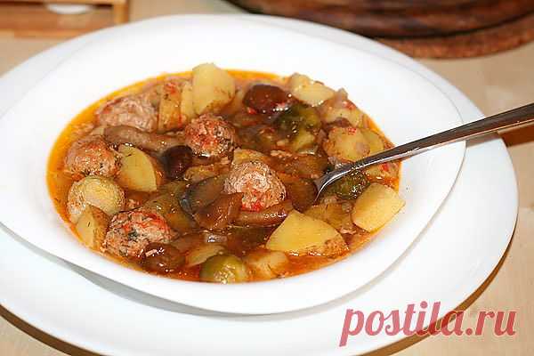 Фрикадельки с грибами и овощами в горшочках.