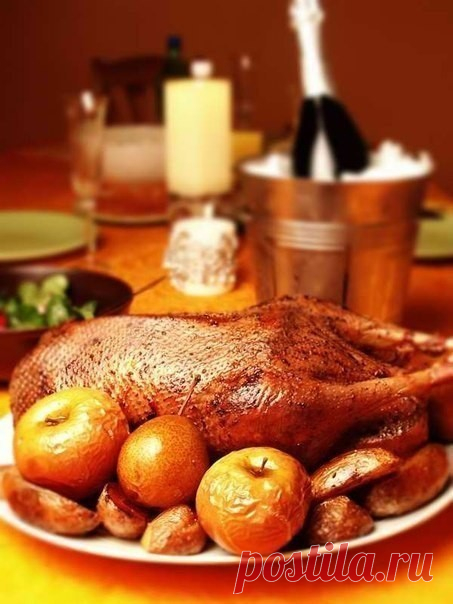 Новогодний гусь с яблоками и тмином.

Зерна чуть давленого тмина начинают отдавать весь свой чудесный аромат, когда горячий гусиный жир проникает в него. Запах стоит сногсшибательный. А потом картошечка поджаривается в этом «протминенном» соку!

Вам потребуется:

Тмин 3 ч.л. 
Кориандр сушеный (кинза)  ч.л.
Перец черный горошком 5 шт. 
Соль морская 1 ч.л.
Гусь целый (3,5 кг) 1 шт. 
Яблоки (160 г) 13 шт.
Изюм темный 50 г.
Чернослив 50 г.
Курага 50 г.
Лук-шалот 200 г.
Картофе...