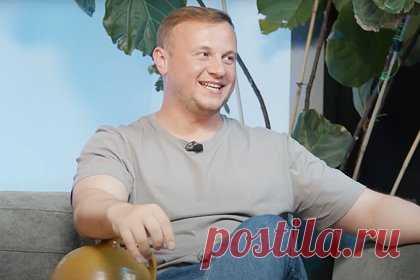 Российский комик рассказал о необычном случае в такси. Российский актер и комик, капитан воронежской команды КВН «Приказ 390» Дмитрий Журавлев поделилась необычной историей. По его словам, он потерял накладной зуб из фольги, когда ехал в такси на тематической мероприятие. Подробности юморист описал в шоу «Гуд Морнинг», выходящем на YouTube.