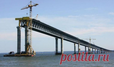 Строители начали возведение моста в Крым на морских участках