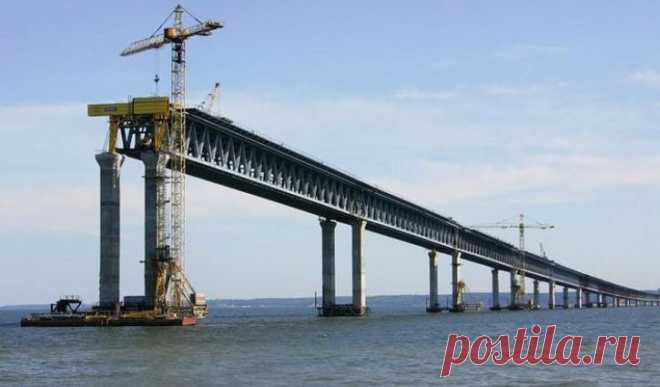 Строители начали возведение моста в Крым на морских участках