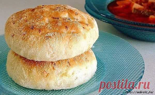 Пышные булочки с капустой.