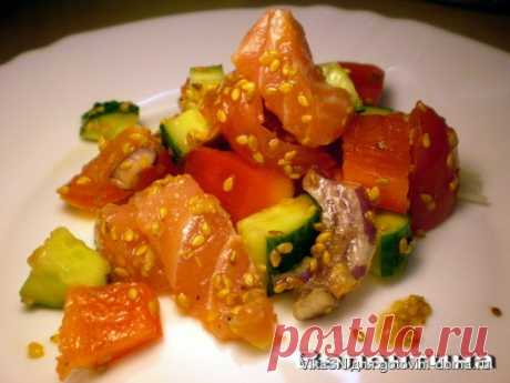 Салат с красной рыбой и овощами